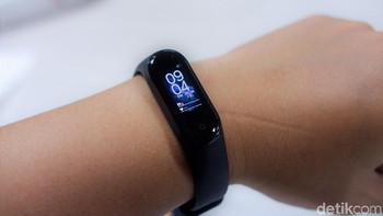 Soal baterai, Mi 4 dengan NFC dapat bertahan selama 15 hari penggunaan dalam kondisi daya terisi penuh. Sementara versi standar mencapai 20 hari. Foto: Adi Fida Rahman/detikINET