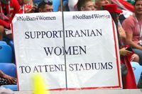 Dilarang Nonton Bola di Stadium, Wanita di Iran Menyamar Jadi Pria