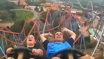 Saat sedang asyik, ada sesuatu yang dilihatnya di udara. (Foto: sirsammy 15 via Boredpanda.com)