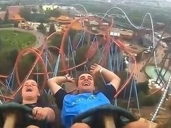 Detik-detik Pria Tangkap iPhone Terbang di Roller Coaster