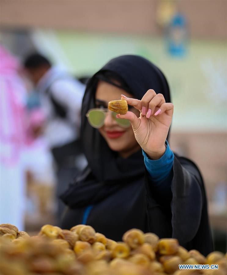 Pasar kurma musiman di kota Buraydah, utara Riyadh, Arab Saudi menjadi salah satu pasar kurma terbesar di dunia. Seperti apa penampakannya?