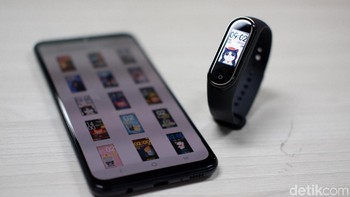 Pengguna bisa mengubah wallpaper di jam ini. Foto: Adi Fida Rahman/detikINET