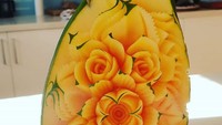 Ukiran membentuk bunga cantik juga bisa dilakukan di buah pepaya. Seperti pada gambar ini, setiap kelopak bunga dibuat dengan sangat cantik. Foto : Instagram @tinykutz