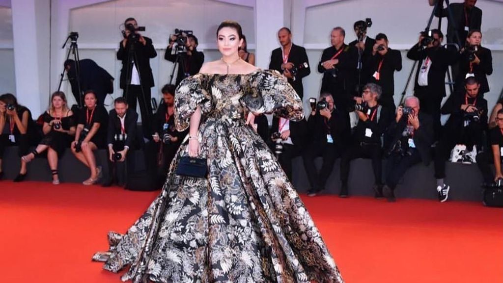 Gaun Ivan Gunawan Eksis di Venice Film Festival, Dipakai Sosialita Indonesia Gaun Ivan Gunawan Eksis di Venice Film Festival, Dipakai Sosialita Indonesia