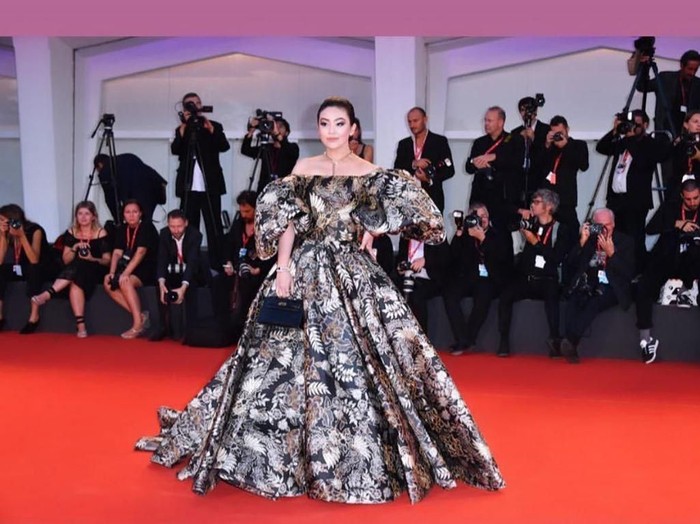 Gaun Ivan Gunawan eksis di karpet merah Venice Film Festival 2019. (Foto: Instagram/@ivangunawan) Gaun Ivan Gunawan eksis di karpet merah Venice Film Festival 2019. (Foto: Instagram/@ivangunawan)