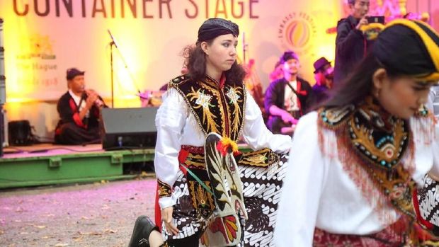 Penari reog dari warga Belanda