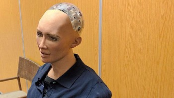 Robot Sophia memakai teknologi pengenal suara dari induk Google, Alphabet, dan didesain bertambah pintar secara mandiri. Foto: Istimewa