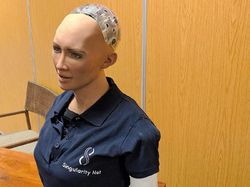 Perjalanan Robot Sophia Sampai Diajak Kencan Menkominfo