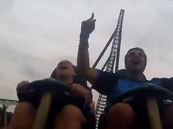 Detik-detik Pria Tangkap iPhone Terbang di Roller Coaster