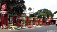 Foto: Pantauan detikcom kios nasi kapau di Food Street Kramat, Jalan Kramat Raya, pukul 10.30 WIB, Sabtu (7/9/2019) tampak ada 8 petugas yang melakukan pembongkaran di lokasi. (Rahel-detikcom)