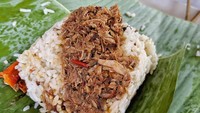 Nasi oncom gaya Purwakarta, dibungkus daun pisang dengan topping suwiran daging tuna yang pedas gurih. Foto : Instagram @bubueataway