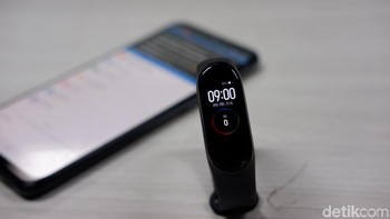 Xiaomi mengklaim Mi Band 4 akan memantau aktivitas fisik pengguna dengan mumpuni. Sebab di dalamnya tersemat six-axis high precision accelerometer yang baru untuk memantau ragam olahraga lebih baik, termasuk berenang. Foto: Adi Fida Rahman/detikINET