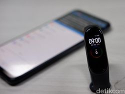 Unboxing Mi Band 4, Bawa Layar Warna Harga Tetap Murah