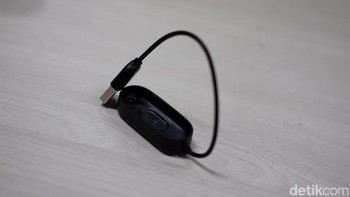 Mi Band 4 membawa charger dengan bentuk berbeda. Foto: Adi Fida Rahman/detikINET