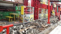Foto: Koordinator Pedagang Food Street Nasi Kapau, M Yani mengatakan yang melakukan pembongkaran petugas dari PT Mayora. Sebab, pembangunan kuliner nasi kapau itu kerja sama Pemprov DKI Jakarta dengan PT Mayora Tbk. (Rahel-detikcom)