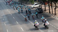 Para peserta konvoi kendaraan listrik melintas di Jl Thamrin, Jakarta, Sabtu (7/9/2019).