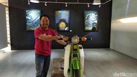 Memang saya lelang. Sayang sebenarnya, tapi kalau saya koleksi sendiri, nggak akan tersiar beritanya kalau ada motor bersejarah. Ini sumber inspirasi saya, nggak perlu dimiliki tapi dibuat sesuatu yang berguna. Dengan seperti ini, generasi milenial sekarang tahu siapa Pak Tino Sidin, ucap Mastom sapaan akrab Tommy saat berbincang dengan detikOto di galeri Yuliansyah Akbar, Jalan Cigadung, Kota Bandung, Sabtu (7/9/2019). Foto: Dony Indra Ramadhan/detikcom