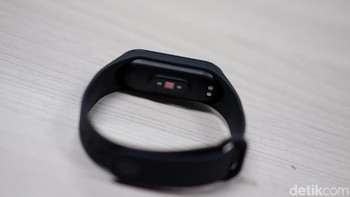 Mi Band 4 masih menyematkan sensor detak jatung di bagian dalamnya. Foto: Adi Fida Rahman/detikINET
