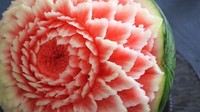 Cantiknya, ukiran ini membentuk bunga mekar berwarna merah yang dihasilkan dari daging buah semangka. Foto : Instagram @flowermiko.carving 