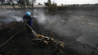 Motor milik petugas pemadam itu ikut terbakar saat berupaya memadamkan kebakaran lahan gambut yang mendekati rumah penduduk. ANTARA FOTO/Bayu Pratama S.