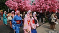 Para peserta dan pengunjung memadati acara Jak-Japan Matsuri, di Parkir Tenggara, Kawasan Gelora Bung Karno, Jakarta, Sabtu (7/9/2019).