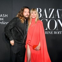 Di karpet merah, Heidi Klum dan Tom Kaulitz tak ragu untuk memamerkan kemesraan mereka. Sesekali Tom yang merupakan suami ketiga Heidi tampak merangkul mesra sang istri. (Foto: Getty Images)