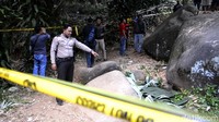 Polisi melakukan olah TKP. Garis polisi juga terpasang.