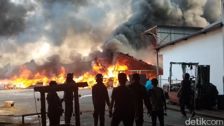 Berawal dari Kebakaran Ilalang, Pabrik di Sidoarjo Ludes Terbakar Berawal dari Kebakaran Ilalang, Pabrik di Sidoarjo Ludes Terbakar