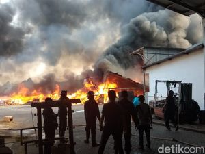 Berawal dari Kebakaran Ilalang, Pabrik di Sidoarjo Ludes Terbakar