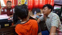 Usai melancarkan aksinya, pelaku langsung pulang ke rumahnya. Hingga akhirnya dia dibekuk polisi dan warga setempat.