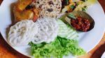 Raos Pisan! Sarapan Nasi Tutug Oncom Lauknya Ikan Asin