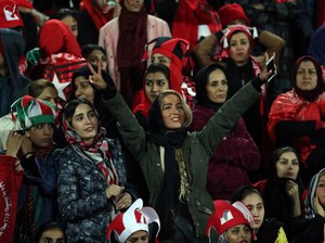 Di Iran, Kiper Pria Dikecam gara-gara Peluk Suporter Perempuan