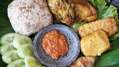 Raos Pisan! Sarapan Nasi Tutug Oncom Lauknya Ikan Asin