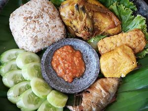 Raos Pisan! Sarapan Nasi Tutug Oncom Lauknya Ikan Asin