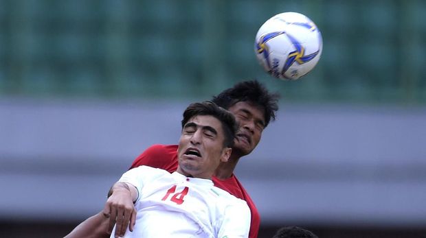 Timnas Indonesia U-19 (merah) kerap kewalahan dalam menghadapi bola-bola mati Iran.