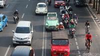 Para peserta konvoi kendaraan listrik melintas di Jl Thamrin, Jakarta.