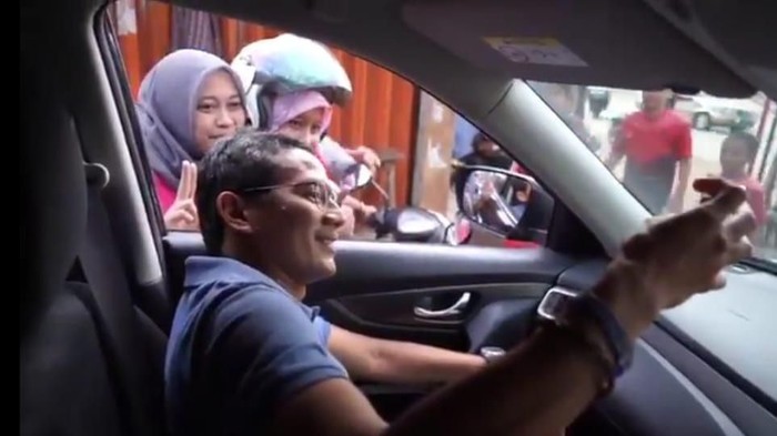 Ngeeng! Kala Emak-emak Bermotor Kejar Mobil Sandiaga untuk Foto Bareng