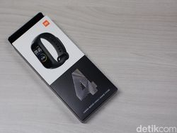 Unboxing Mi Band 4, Bawa Layar Warna Harga Tetap Murah