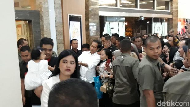 Presiden Jokowi dan keluarganya di Mal Paragon, Solo. 