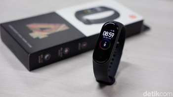 Mi Band 4 hadir dalam varian warna black, brown, blue, orange dan pink. Xiaomi membanderolnya seharga 169 yuan atau sekitar Rp 348 ribu. Belum ada informasi apakah perangkat ini hadir di Indonesia. Foto: Adi Fida Rahman/detikINET