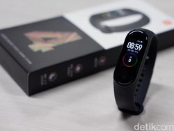 Unboxing Mi Band 4, Bawa Layar Warna Harga Tetap Murah