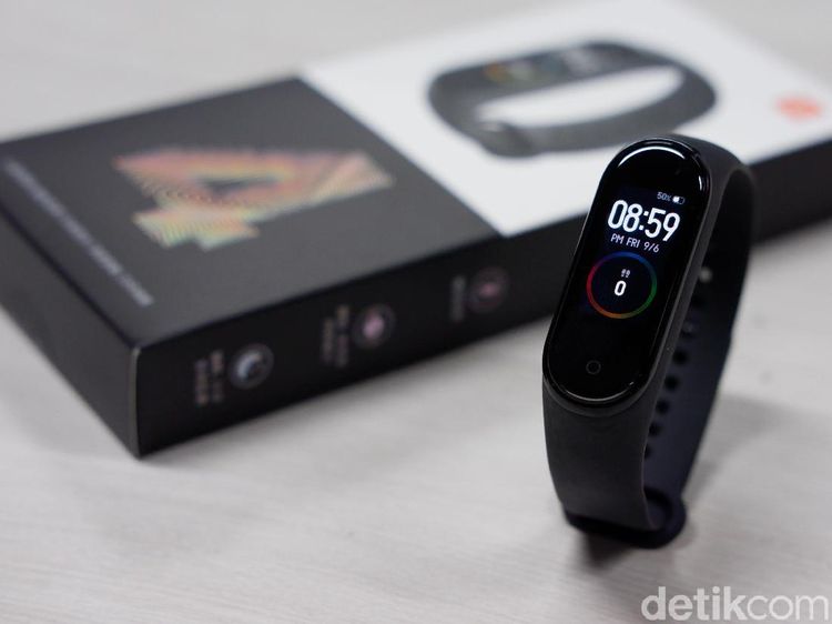 Unboxing Mi Band 4, Bawa Layar Warna Harga Tetap Murah