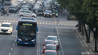 Mobil-mobil listrik berbaris rapi saat berkonvoi.