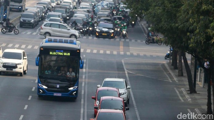 Puluhan kendaraan listrik berkonvoi dari Jakarta-Serpong. Acara ini sebagai bagian dari Indonesia Electric Motor Show.