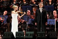 Penyanyi tenor Andrea Bocelli dalam sebuah konser dengan iringan orkestra di Vatikan.
