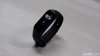 Mi Band 4 hadir dengan layar sentuh berukuran 0,95 inch dengan resolusi 240 x 120 pixel. Xiaomi menggunakan layar OLED terlindungi kaca anti gores 2,5D. Foto: Adi Fida Rahman/detikINET