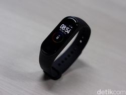 Unboxing Mi Band 4, Bawa Layar Warna Harga Tetap Murah