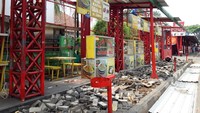 Foto: Konblok trotoar juga dibongkar. (Rahel-detikcom)