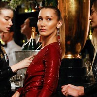 Gaya Bella Hadid kian sempurna dengan padanan statement earrings yang dihiasi batu permata merah. Tidak ketinggalan rambut bergaya pony-tail yang sleek. (Foto: Getty Images)
