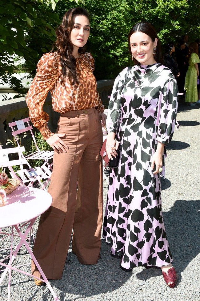 Inilah penampilan Luna Maya dan Julie Estelle di fashion show Kate Spade. Luna Maya stylish dengan blus animal printed dan celana bergaya retro, sementara Julie menebar pesona dengan gaun lurus pink berbahan satin yang dihiasi motif hati hitam. (Foto: Getty Images)